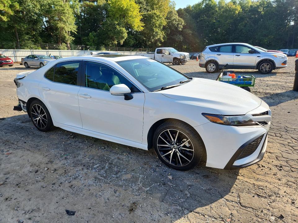 Снимка 4 от търг – 2021 TOYOTA CAMRY с VIN 4T1T11AK8MU443314