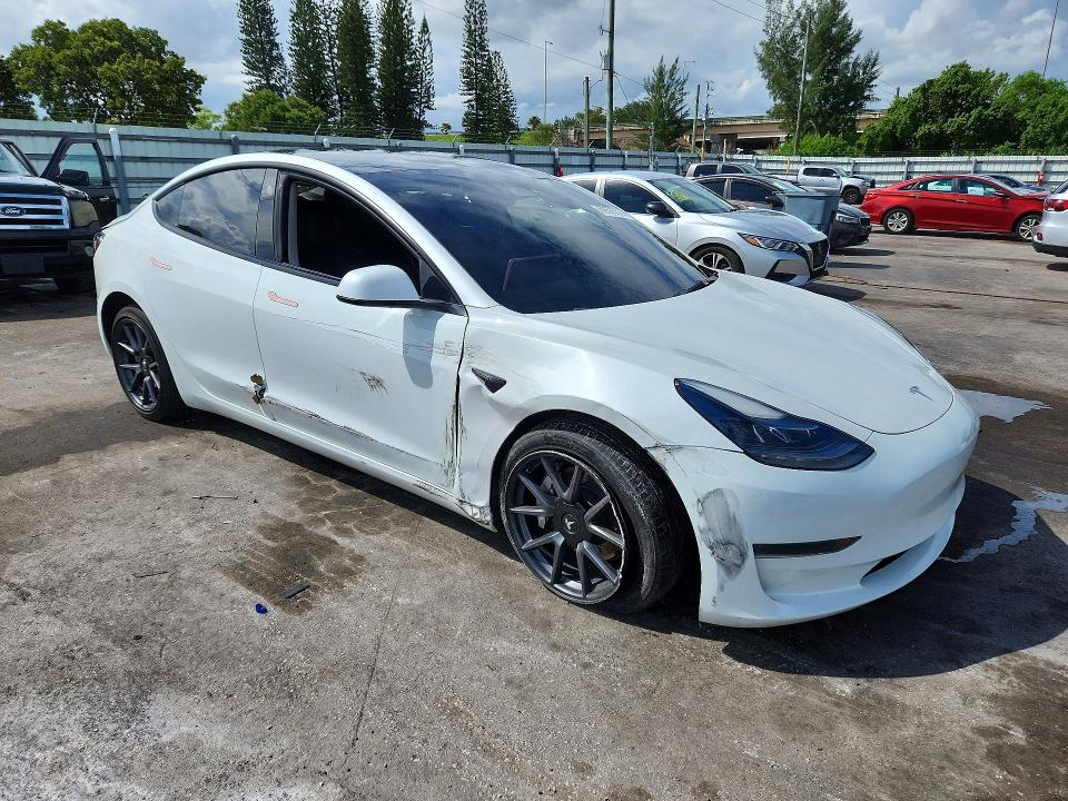 Снимка 4 от търг – 2023 TESLA MODEL 3 с VIN 5YJ3E1EA6PF562017