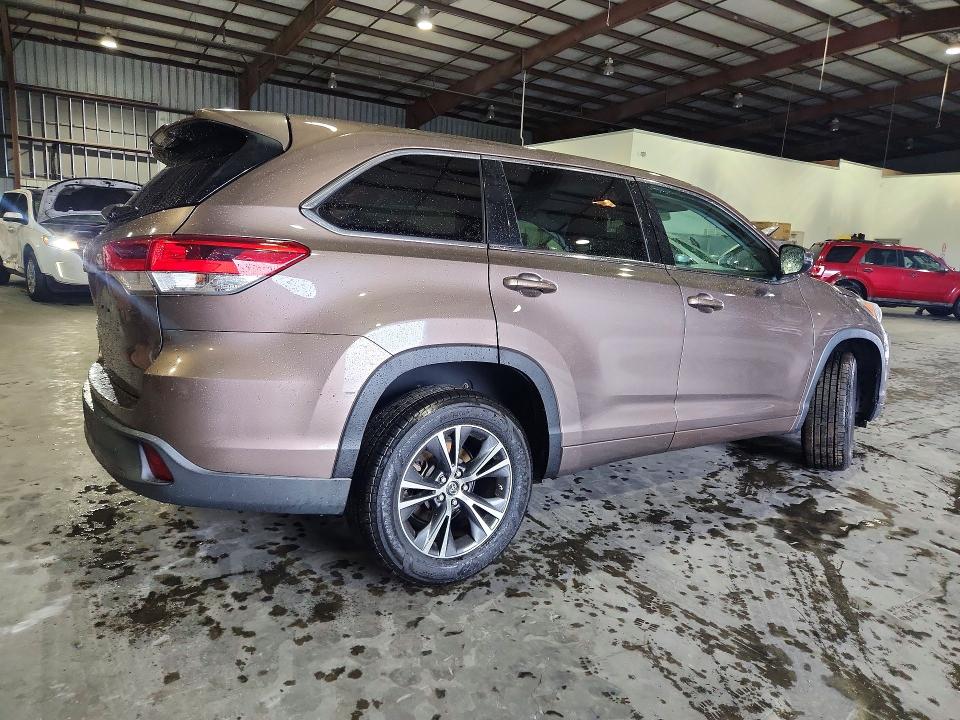 Photo 3 from auction – 2018 TOYOTA HIGHLANDER with VIN 5TDZARFH8JS037852