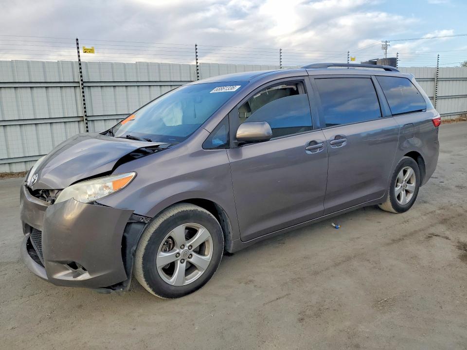 2015 TOYOTA SIENNA - Търг №68861336