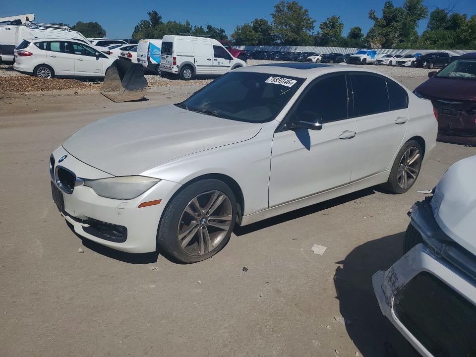BMW 328 2014 مع رقم تعريف المركبة WBA3B3G51ENR81523 - صورة من المزاد