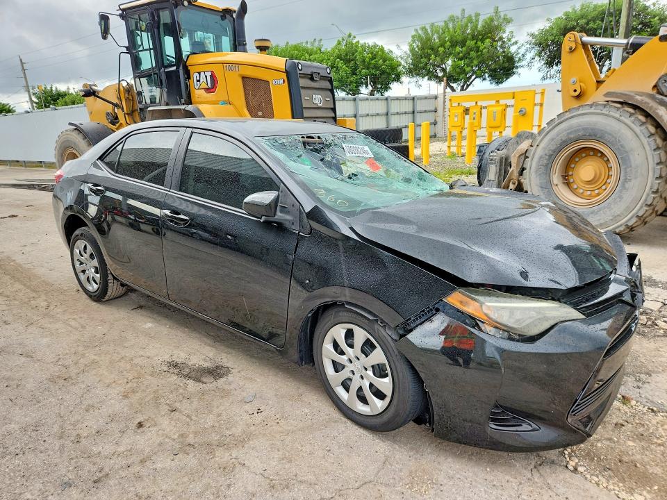Снимка 4 от търг – 2018 TOYOTA COROLLA с VIN 5YFBURHE8JP832579