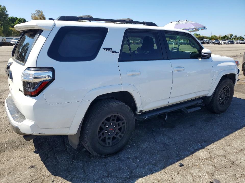 Photo 3 from auction – 2020 TOYOTA 4RUNNER with VIN JTEBU5JRXL5782074