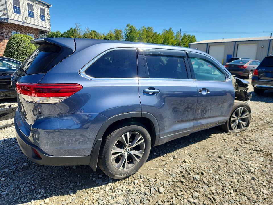 Снимка 3 от търг – 2018 TOYOTA HIGHLANDER с VIN 5TDBZRFH4JS876844