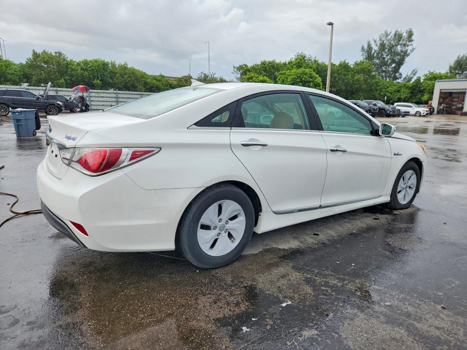 Снимка 3 от търг – 2015 HYUNDAI SONATA HYBRID с VIN KMHEC4A40FA135161