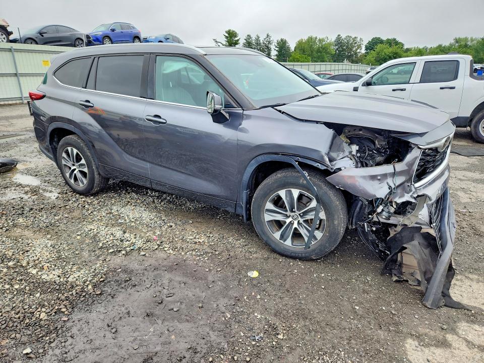 Photo 4 from auction – 2022 TOYOTA HIGHLANDER with VIN 5TDHZRBH7NS248430