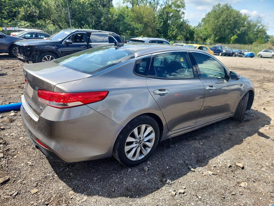 Photo 3 from auction – 2016 KIA OPTIMA with VIN 5XXGU4L30GG010035