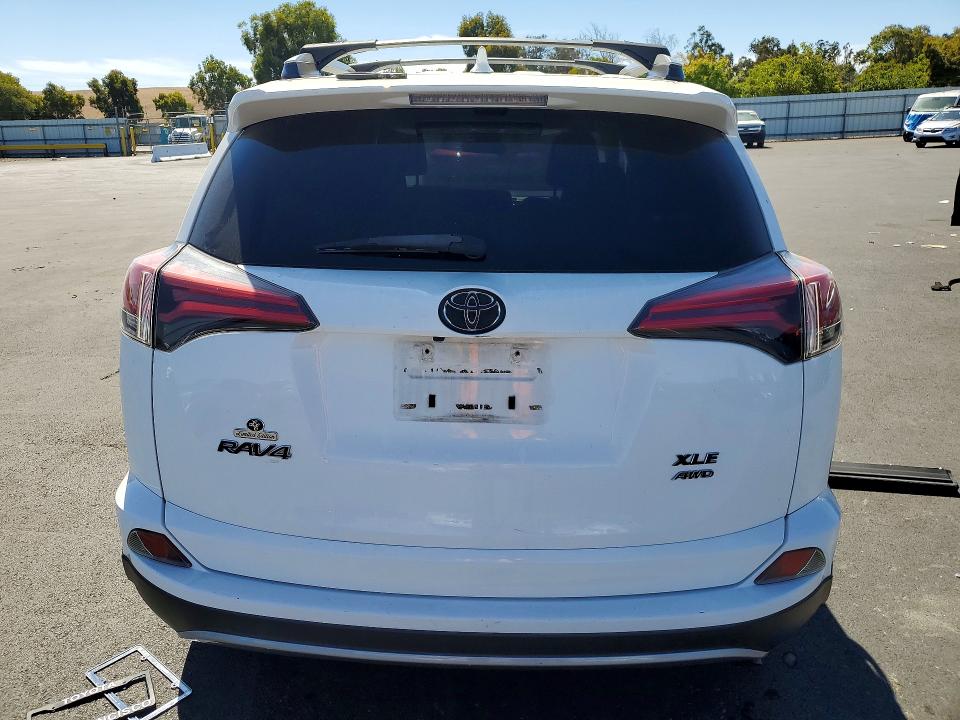 Снимка 6 от търг – 2018 TOYOTA RAV4 с VIN 2T3RFREV2JW726809