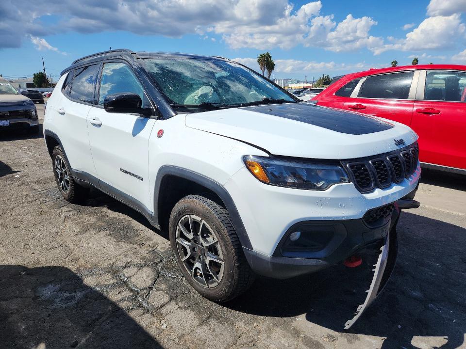 Снимка 4 от търг – 2025 JEEP COMPASS с VIN 3C4NJDDN6ST557372