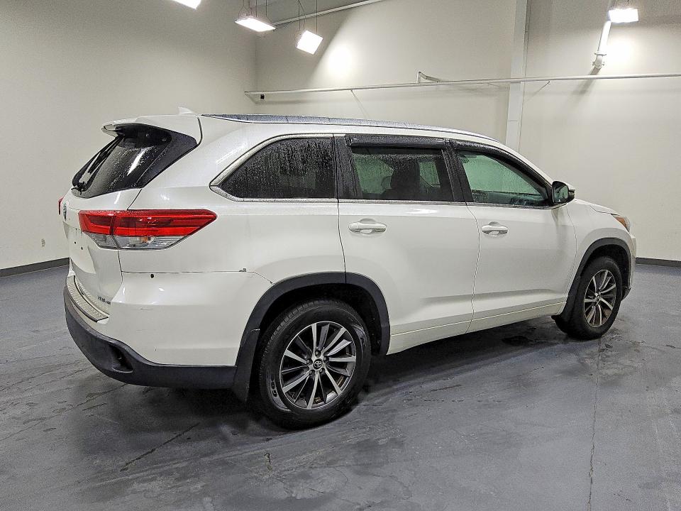 Снимка 3 от търг – 2017 TOYOTA HIGHLANDER с VIN 5TDJZRFH2HS473709