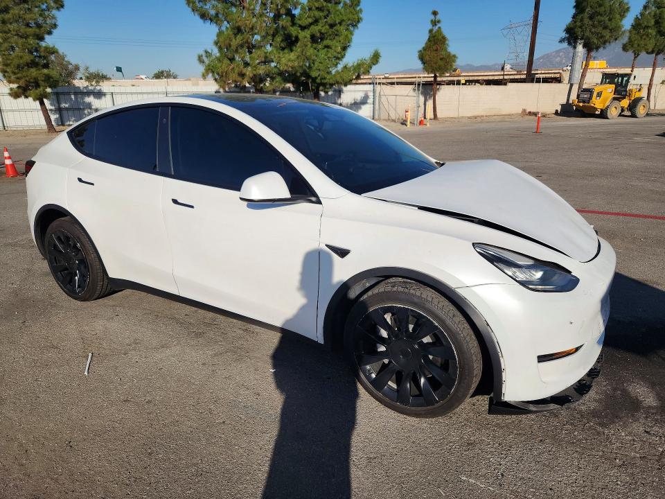 Снимка 4 от търг – 2023 TESLA MODEL Y с VIN 7SAYGDEE5PA071099