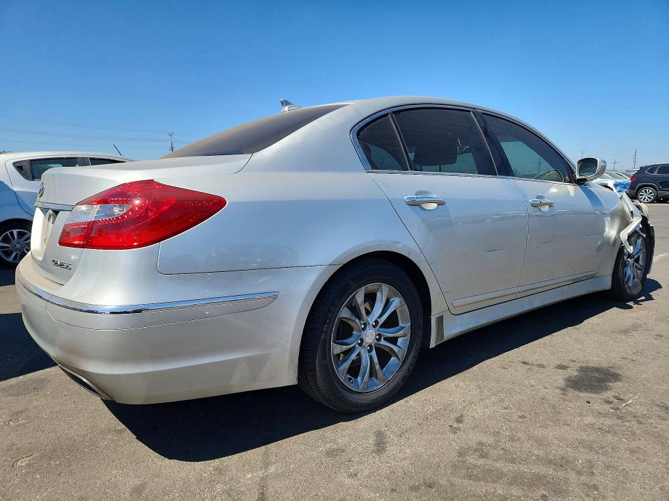 Photo 3 from auction – 2013 HYUNDAI GENESIS with VIN KMHGC4DD8DU223911