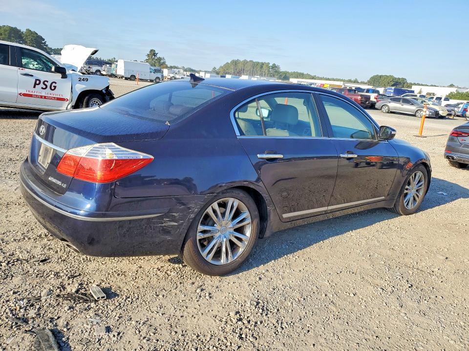 Снимка 3 от търг – 2010 HYUNDAI GENESIS с VIN KMHGC4DF5AU105621
