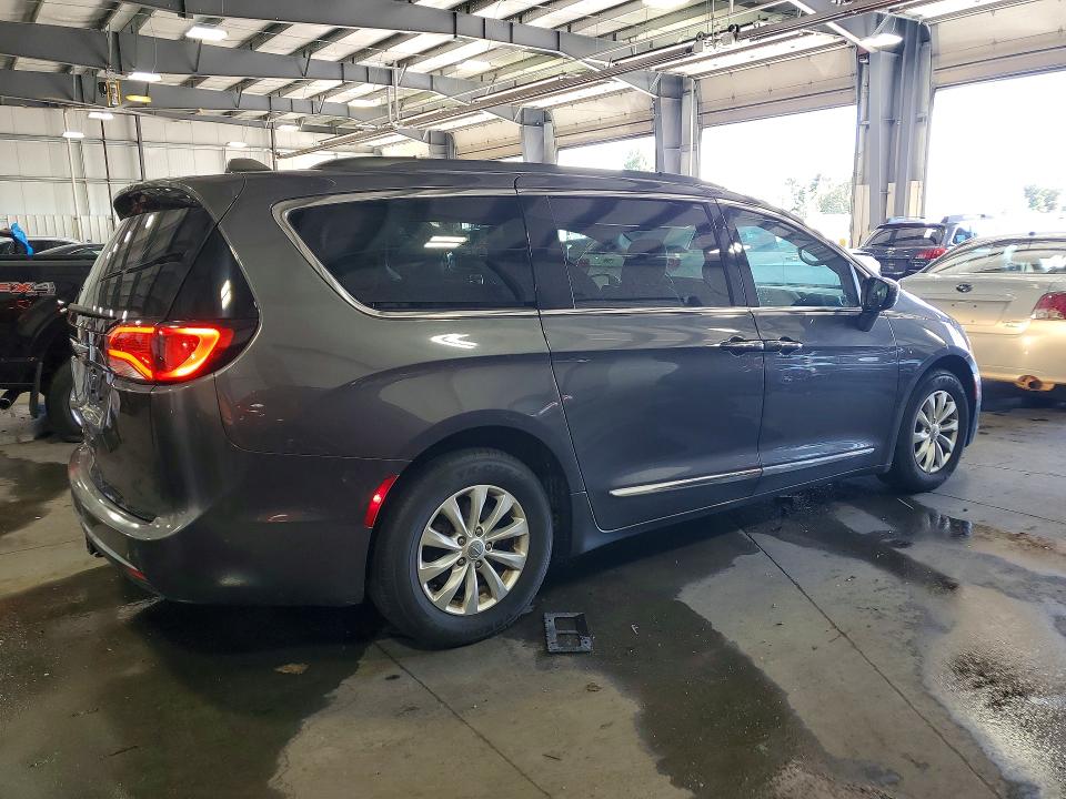 Photo 3 from auction – 2017 CHRYSLER PACIFICA with VIN 2C4RC1BG4HR638381