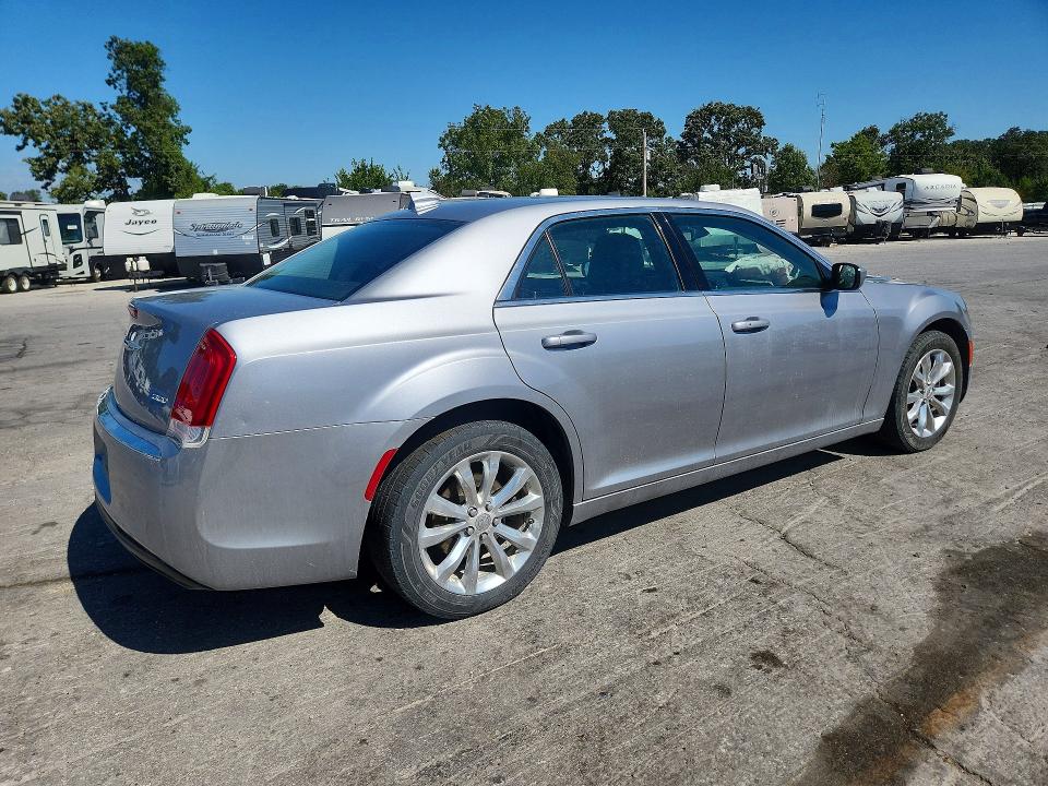 Photo 3 from auction – 2016 CHRYSLER 300 with VIN 2C3CCARGXGH142411