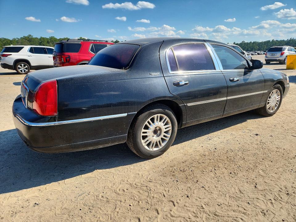Photo 3 from auction – 2011 LINCOLN TOWN CAR with VIN 2LNBL8CV5BX761077