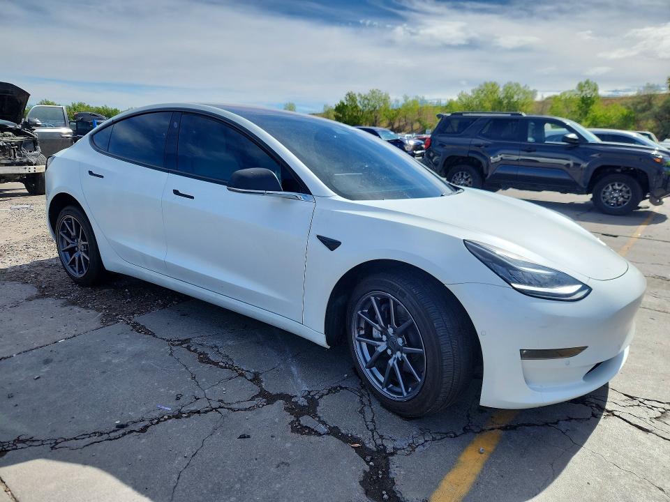 Foto 4 de la subasta – 2018 TESLA MODEL 3 con VIN 5YJ3E1EB9JF134829