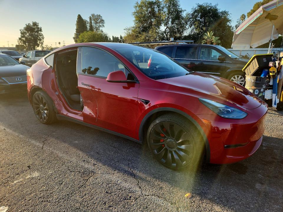 Снимка 4 от търг – 2022 TESLA MODEL Y с VIN 7SAYGDEF0NF520617