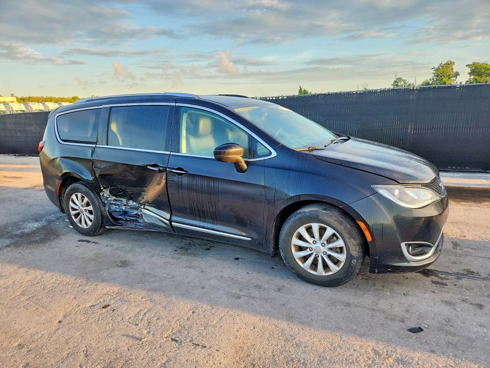 Photo 4 from auction – 2019 CHRYSLER PACIFICA with VIN 2C4RC1BG5KR685684