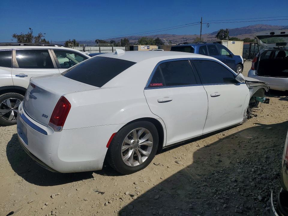 Photo 3 from auction – 2015 CHRYSLER 300 with VIN 2C3CCAAG1FH818190