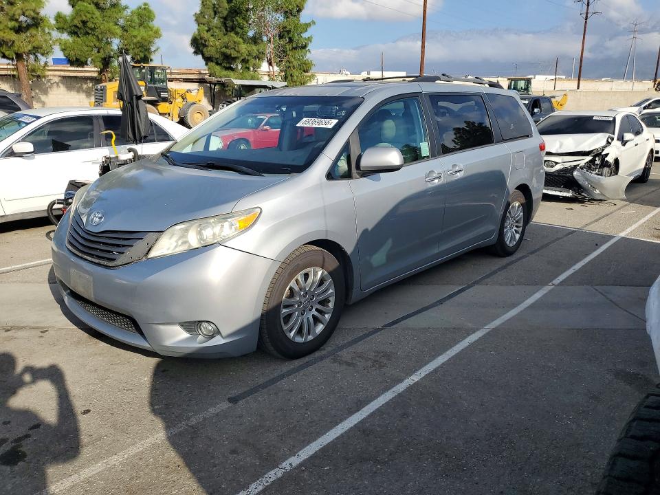 2014 TOYOTA SIENNA - Търг №69369656