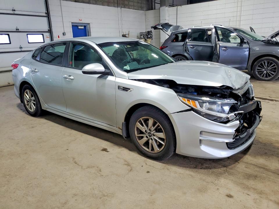 Photo 4 from auction – 2017 KIA OPTIMA with VIN 5XXGT4L36HG169923