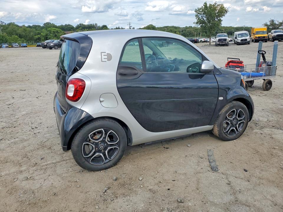 Photo 3 from auction – 2017 SMART FORTWO with VIN WMEFJ9BA4HK235018