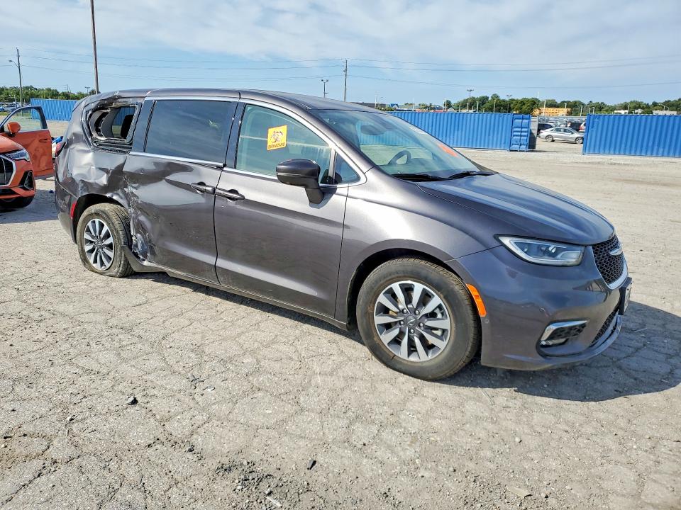 Photo 4 from auction – 2022 CHRYSLER PACIFICA with VIN 2C4RC1L78NR121482