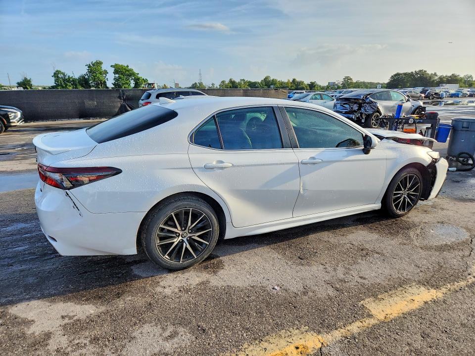 Снимка 3 от търг – 2024 TOYOTA CAMRY с VIN 4T1G11AK7RU860660