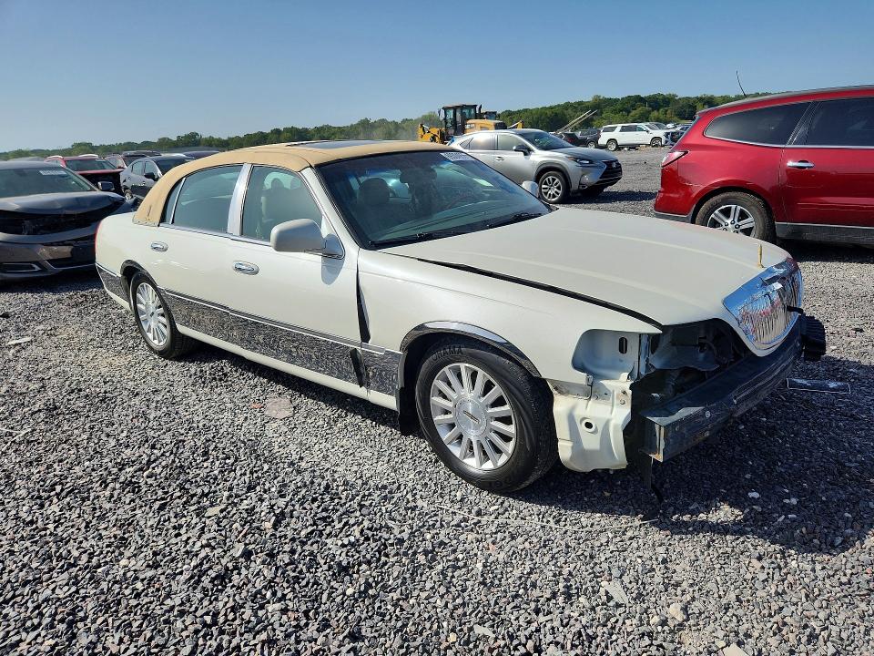 Photo 4 from auction – 2004 LINCOLN TOWN CAR with VIN 1LNHM83W64Y632638