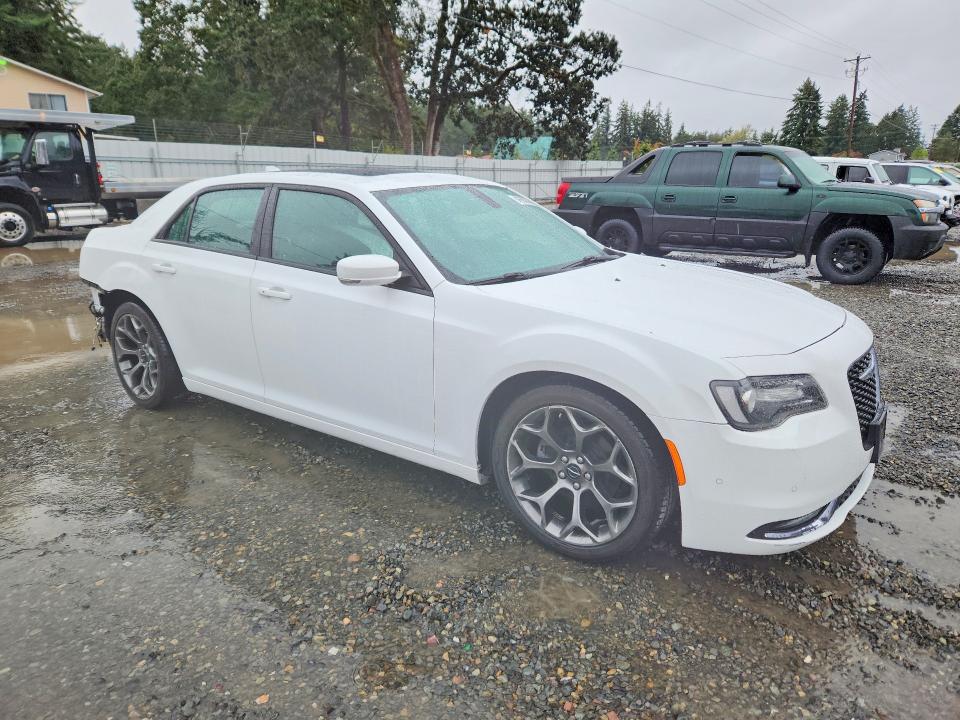 Фото 4 с аукциона – 2017 CHRYSLER 300 с VIN 2C3CCABG6HH653464