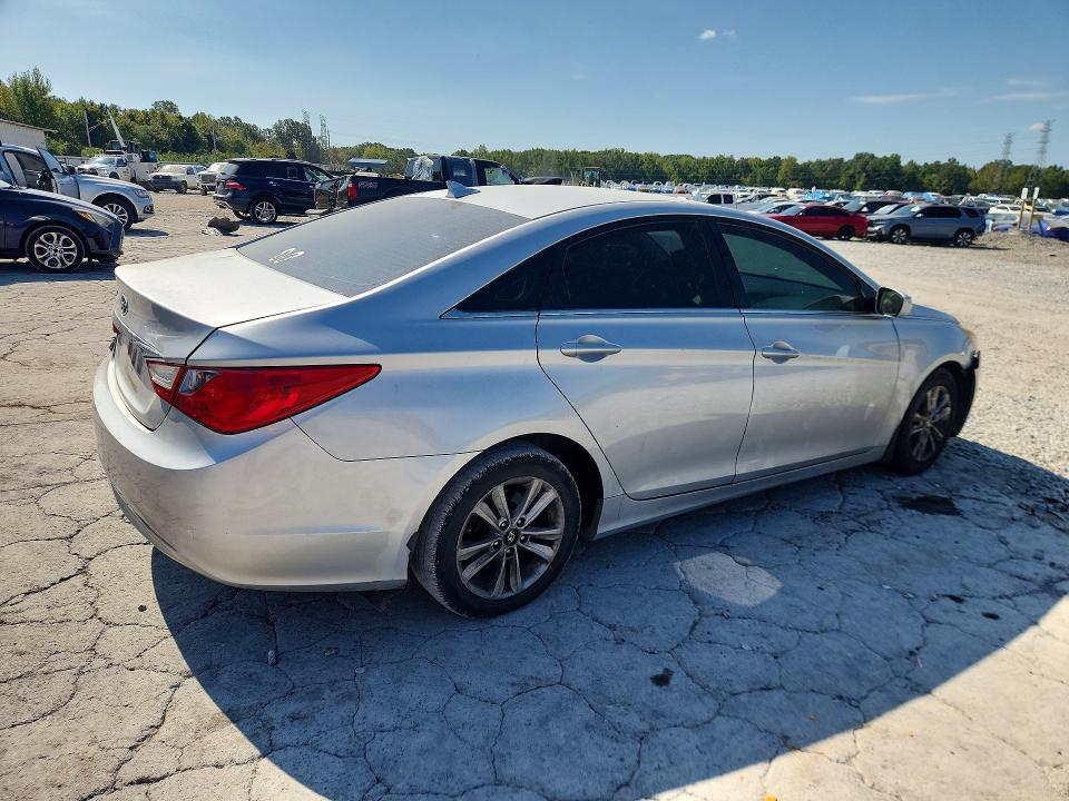 Photo 3 from auction – 2012 HYUNDAI SONATA with VIN 5NPEB4AC6CH396572
