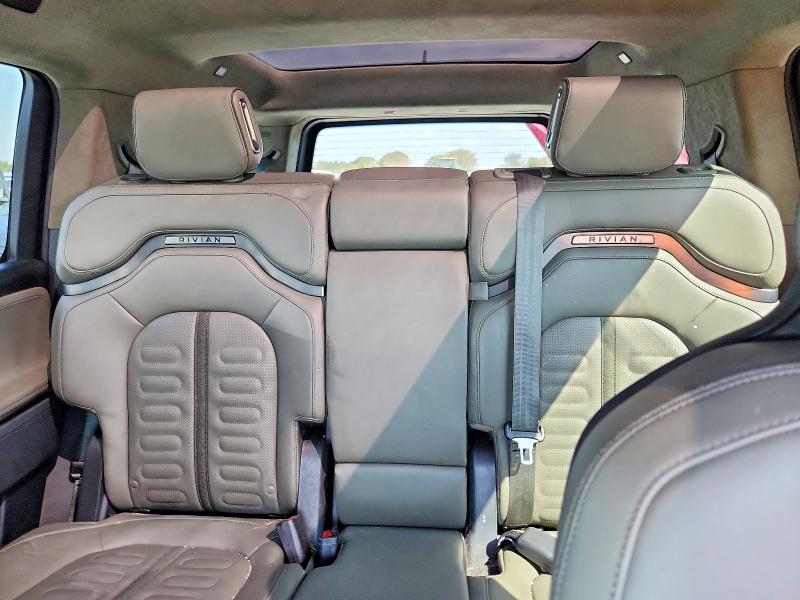 Photo 10 from auction – 2023 RIVIAN R1S with VIN 7PDSGBBA3PN024840