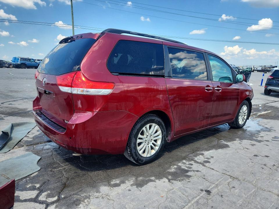 Photo 3 from auction – 2011 TOYOTA SIENNA with VIN 5TDYK3DCXBS083844