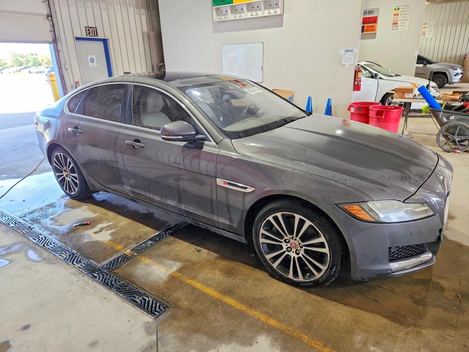 Photo 4 from auction – 2017 JAGUAR XF with VIN SAJBK4BV7HCY27315