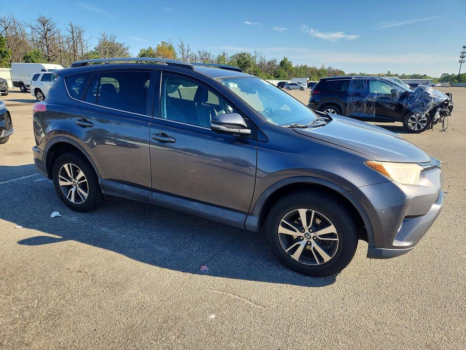 Photo 4 from auction – 2017 TOYOTA RAV4 with VIN 2T3RFREVXHW576555