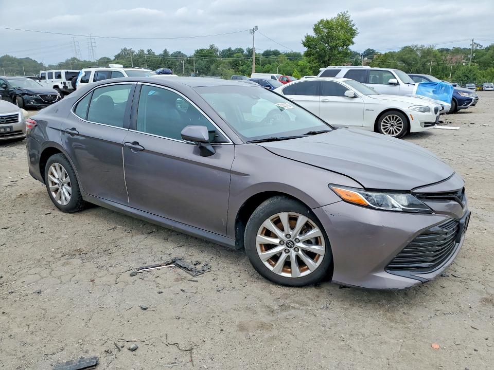 Photo 4 from auction – 2018 TOYOTA CAMRY with VIN 4T1B11HK8JU021847