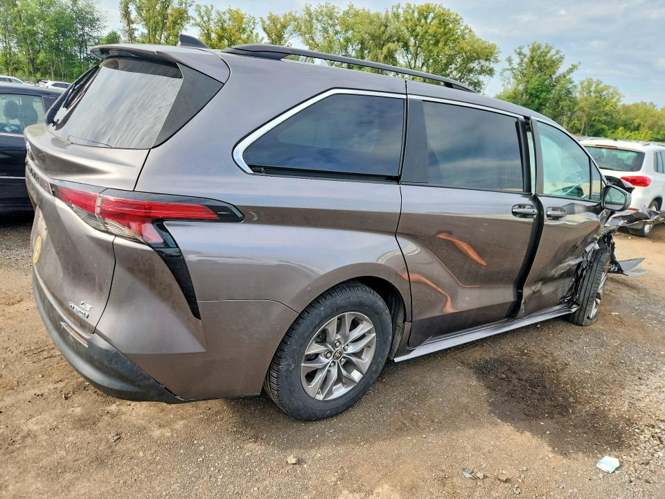 Photo 3 from auction – 2022 TOYOTA SIENNA with VIN 5TDKSKFC3NS046720