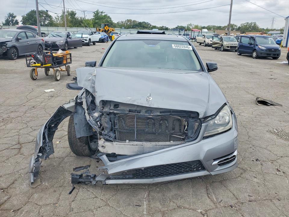 Снимка 5 от търг – 2012 MERCEDES-BENZ C с VIN WDDGF8BB1CR228010
