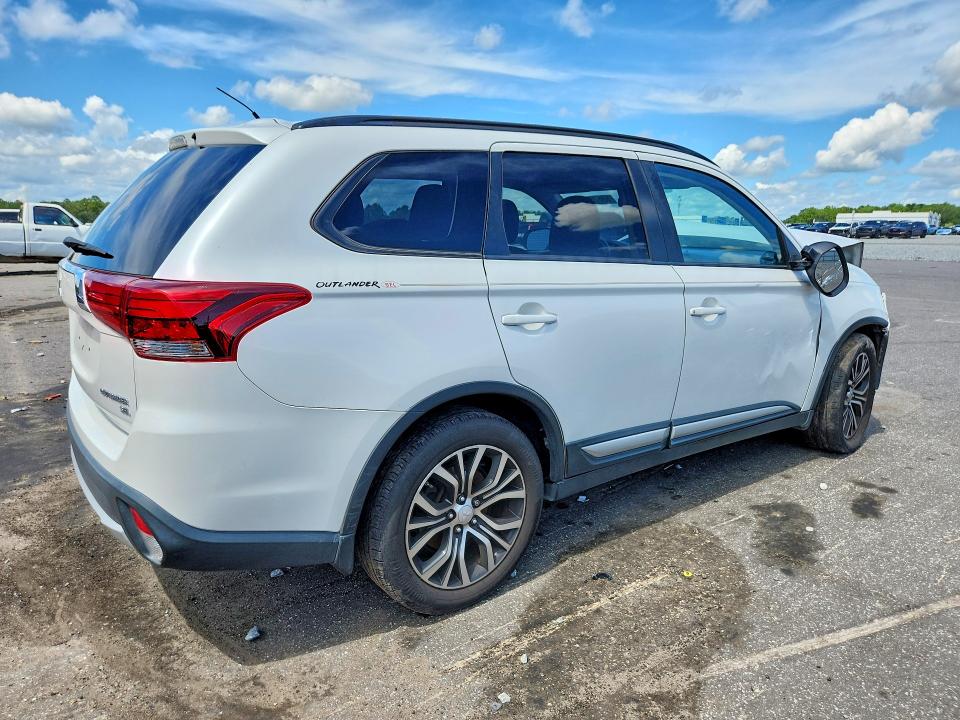Снимка 3 от търг – 2016 MITSUBISHI OUTLANDER с VIN JA4AD3A31GZ064017