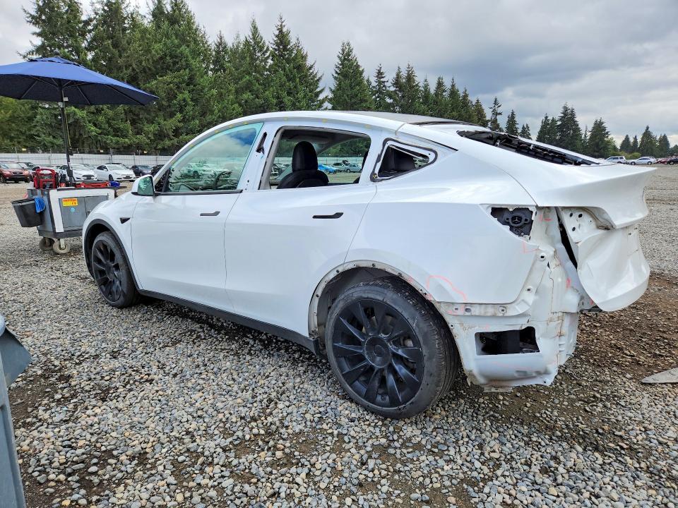 Снимка 2 от търг – 2023 TESLA MODEL Y с VIN 7SAYGAEE0PF622153