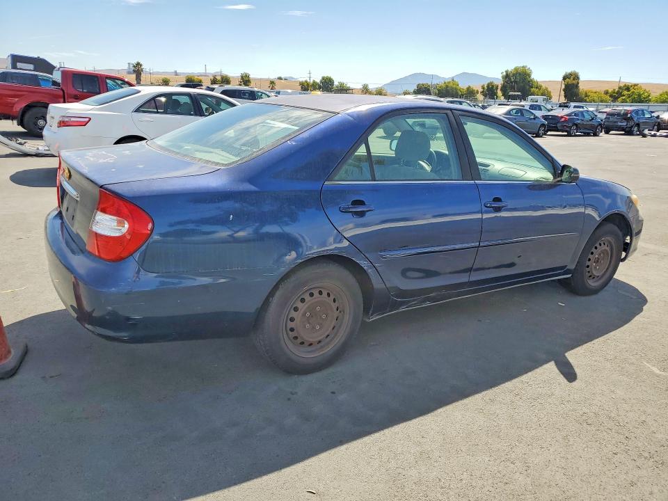 Zdjęcie 3 z aukcji – 2002 TOYOTA CAMRY z VIN JTDBE32K020096063