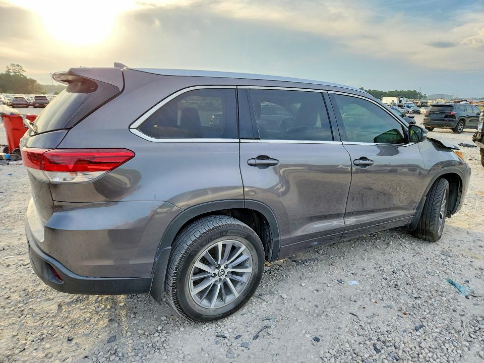 Photo 3 from auction – 2017 TOYOTA HIGHLANDER with VIN 5TDJZRFH1HS480456