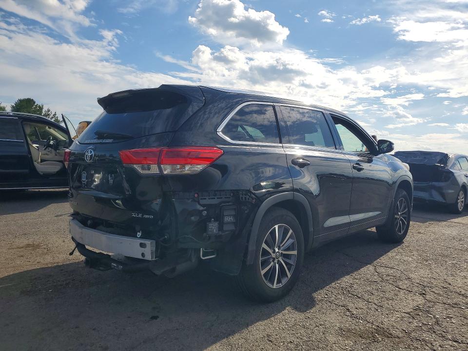 Снимка 3 от търг – 2017 TOYOTA HIGHLANDER с VIN 5TDJZRFH9HS432235