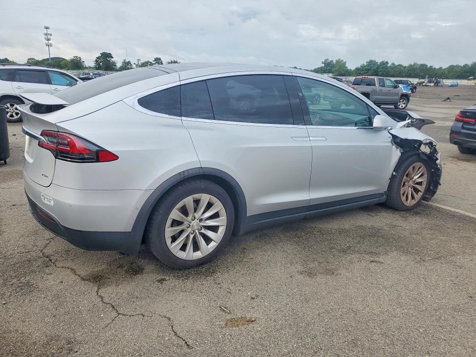 Photo 3 from auction – 2017 TESLA MODEL X with VIN 5YJXCDE25HF035640