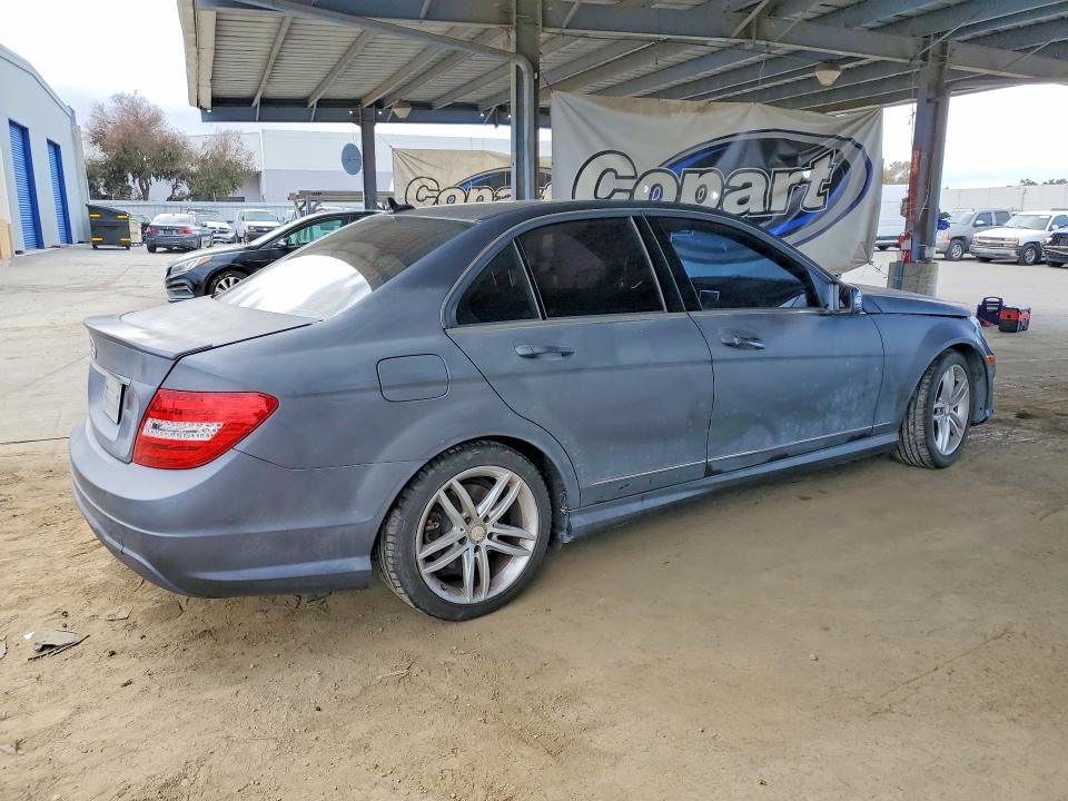 Снимка 3 от търг – 2014 MERCEDES-BENZ C с VIN WDDGF4HB3ER306645