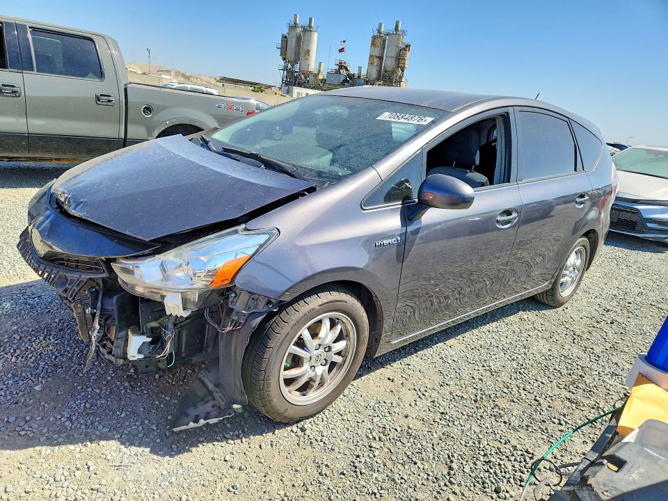 TOYOTA PRIUS V 2015 مع رقم تعريف المركبة JTDZN3EU0FJ038689 - صورة من المزاد