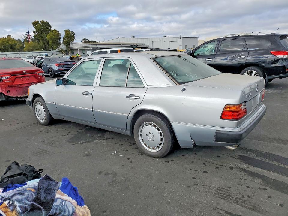 Снимка 2 от търг – 1992 MERCEDES-BENZ 300 с VIN WDBEA26D0NB635657