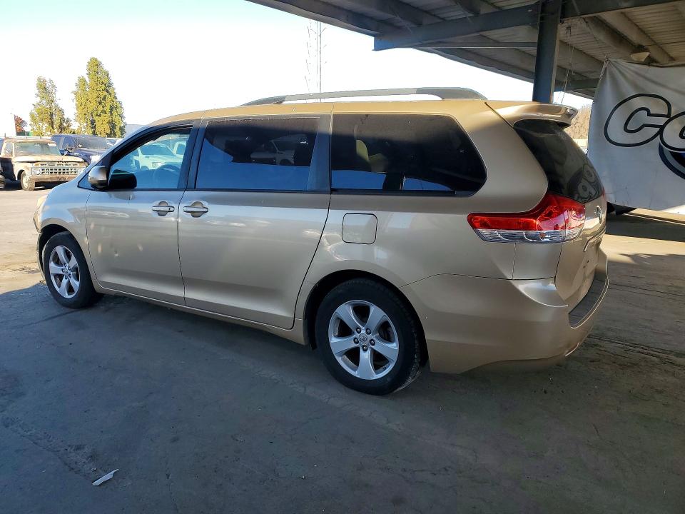 Снимка 2 от търг – 2011 TOYOTA SIENNA с VIN 5TDKK3DC3BS034345
