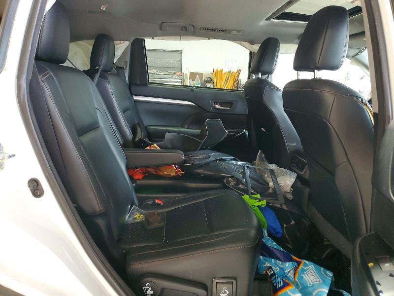 Photo 11 from auction – 2017 TOYOTA HIGHLANDER with VIN 5TDJZRFH9HS521982